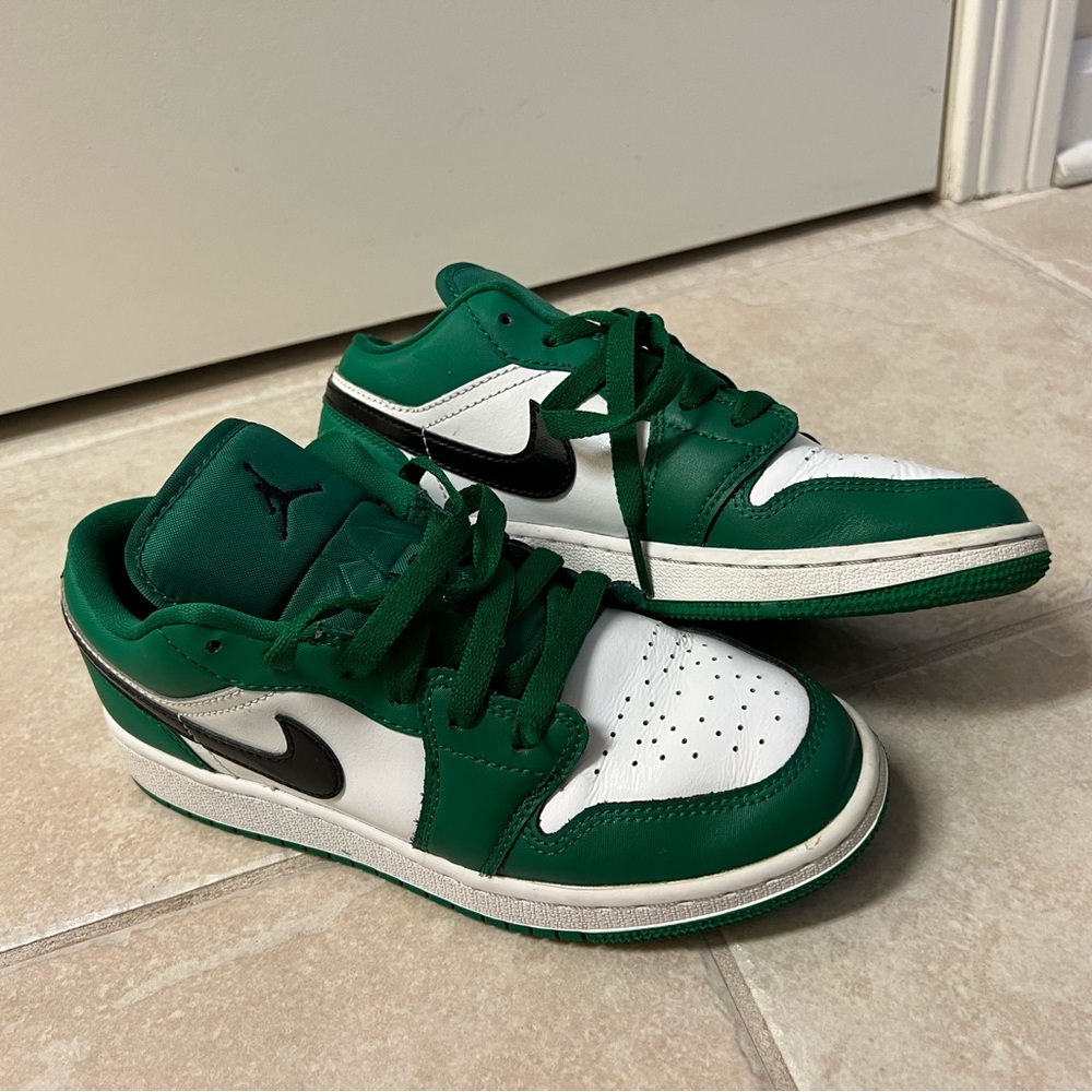 Air Jordan low.